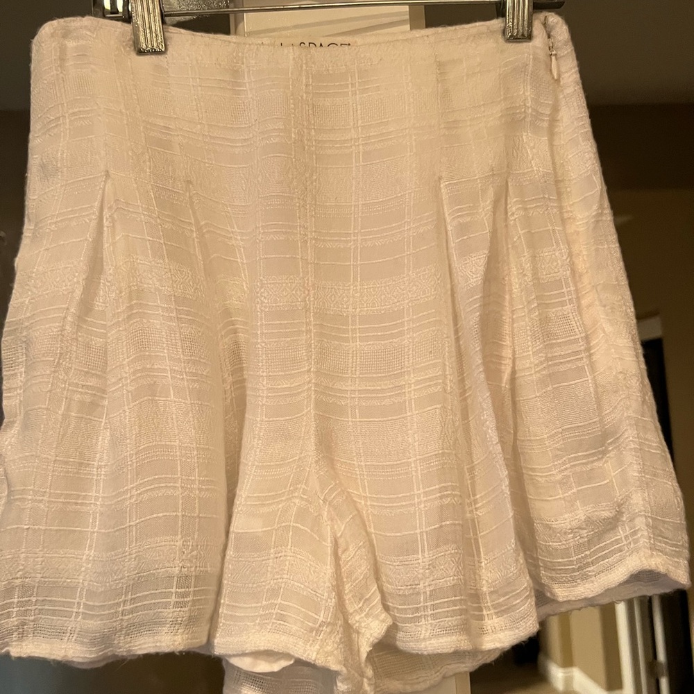 L space shorts white, lined xs super cute breezy material